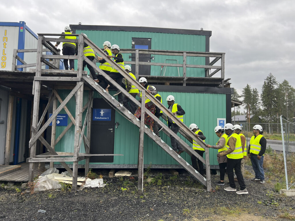 The theoretical classrooms for the student construction site are located in site containers.