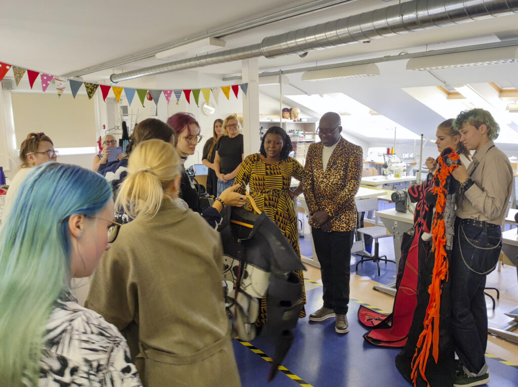 Francis Mbunda from ELCT and Debora Katuma from Moshi RVTSC introduced Tanzanian patterns, colors and basic garments of Masai tribe (shuka and kikoy) to Estonian students. Designer-stylists of Kuressaare Ametikool presented their sustainability-themed fashion collection made of used neoprene wetsuits.