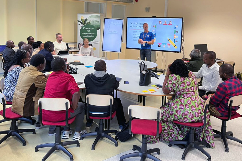 Taavi Tuisk introduced AI tools (Google Gemini, Canva AI, aimusic.so) to the Tanzanian teachers who could try out how AI responds to prompts in English and Swahili. Discussion also included the impacts of new technological tools to the education.