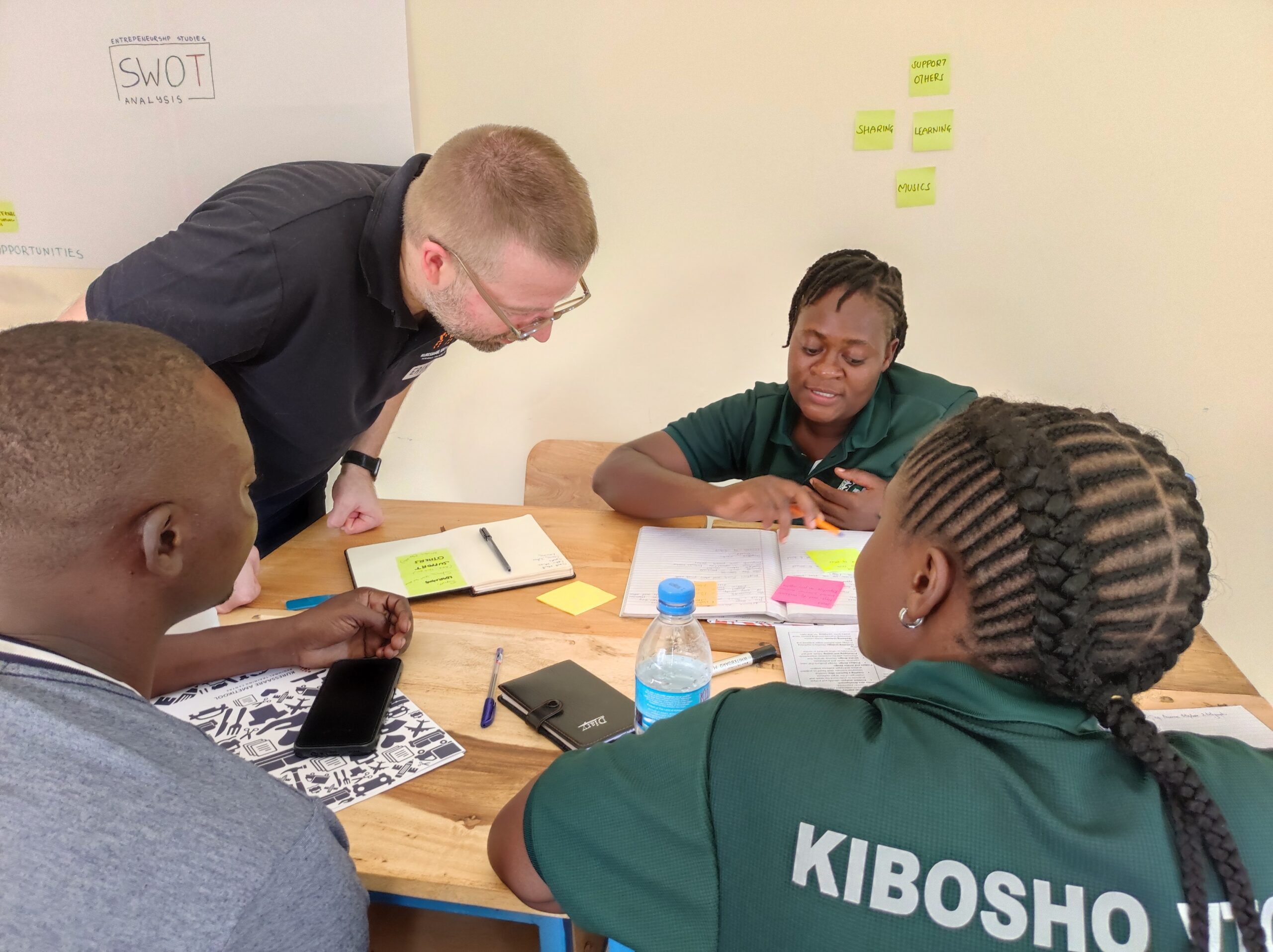 Erik Riige is talking with one group during the training session.