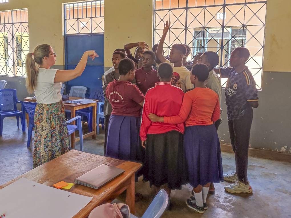 Bret Paas did a class with Mawella VTC’s students. It included icebreaking games as well as overview of Estonia.